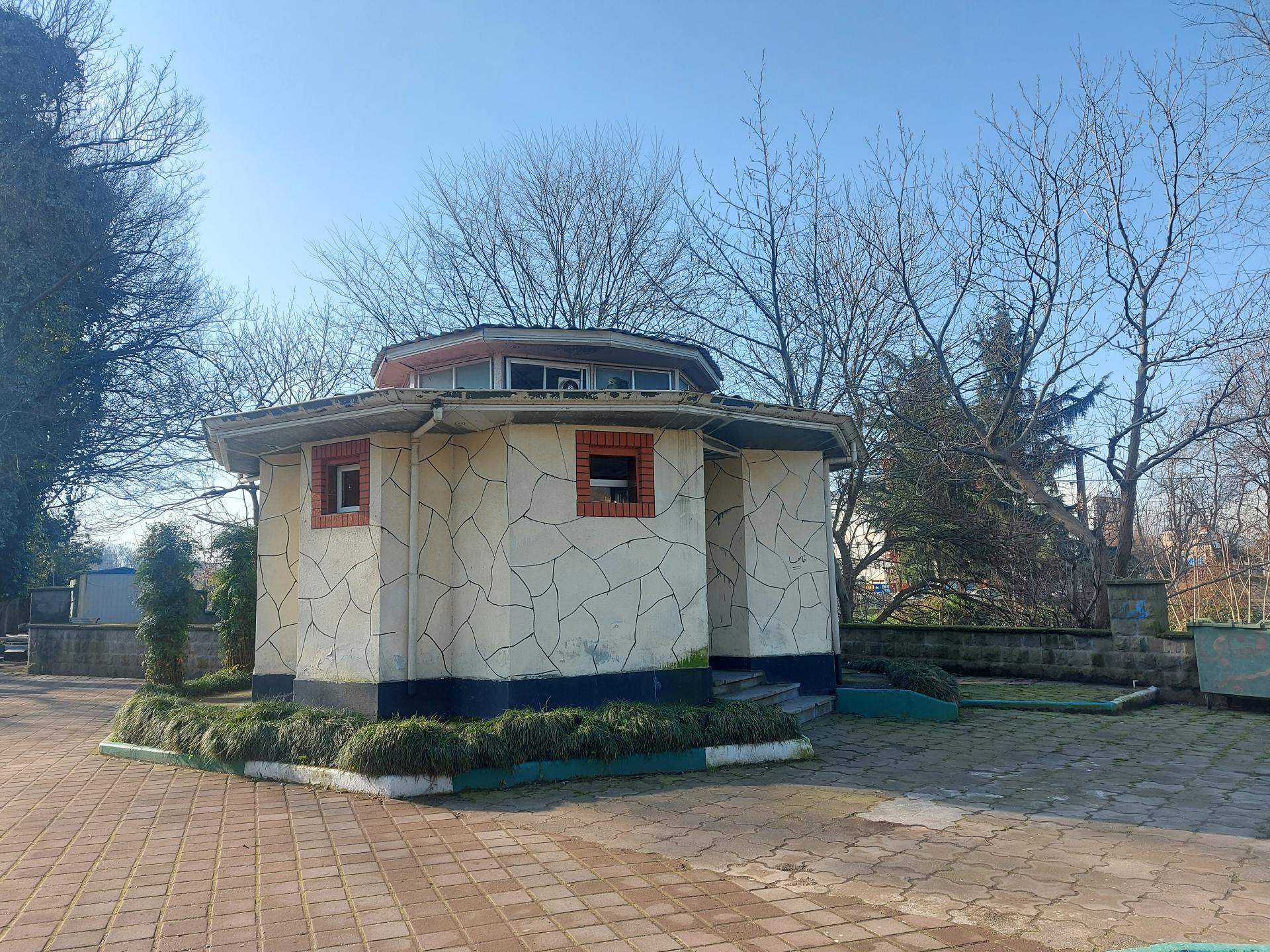 عکس سرویس بهداشتی و آب سردکن خراب است