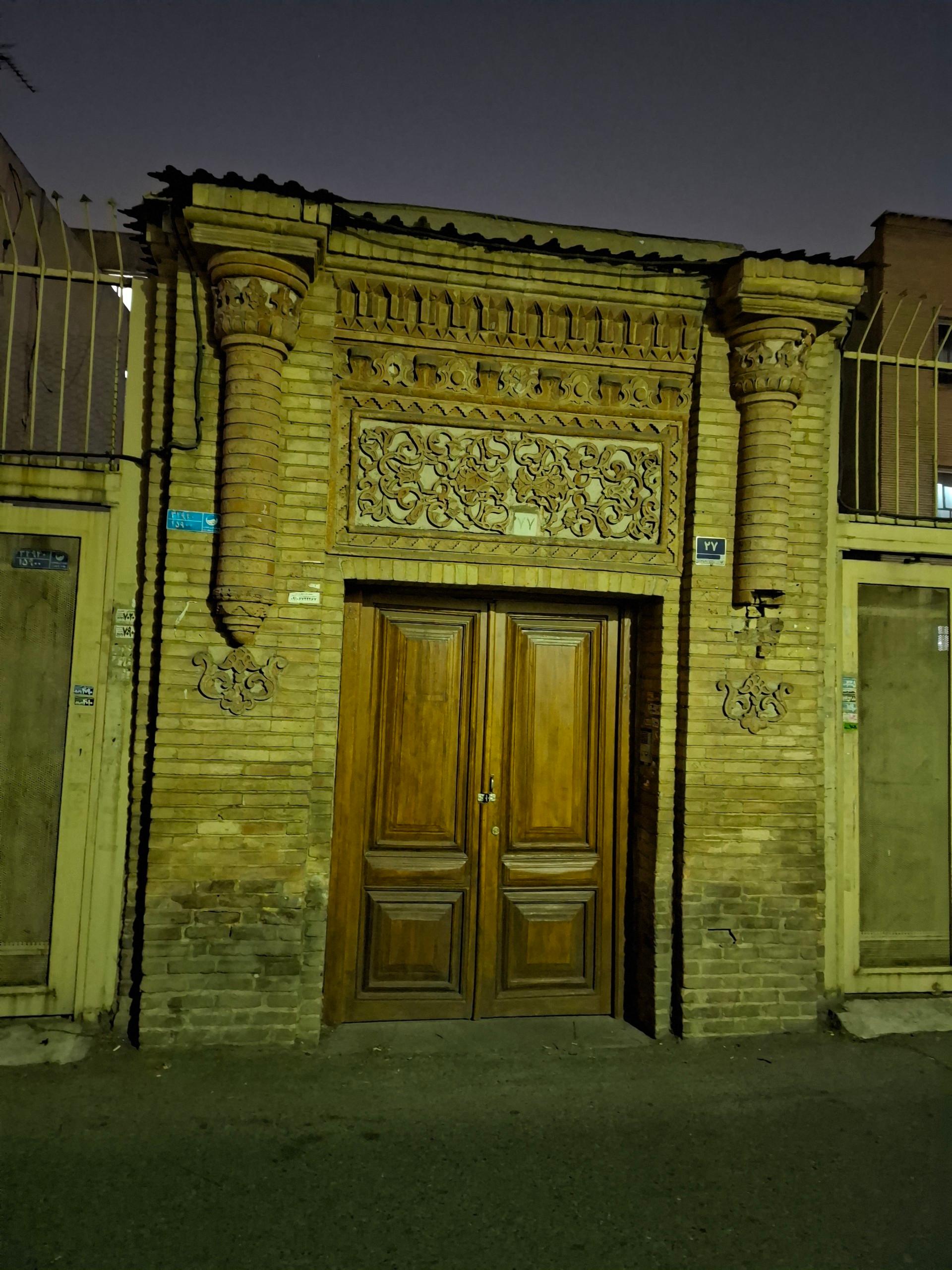 عکس عمارت صالح