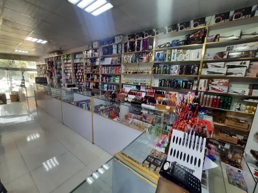 عکس فروشگاه لوازم آرایشی ملکه