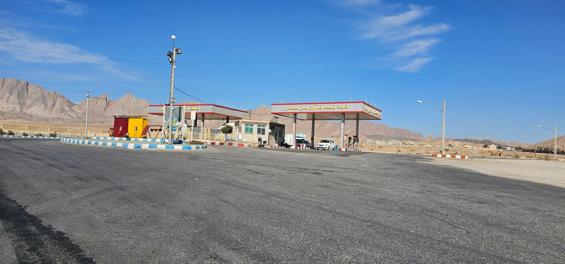 عکس پمپ بنزین انارک