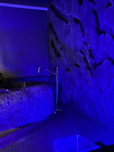 عکس ماساژ و یوگا آکواسالت آب نمک