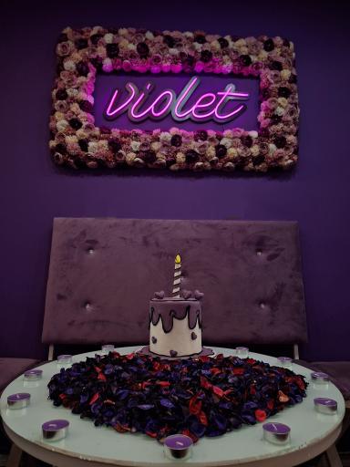 عکس کافی شاپ بنفش