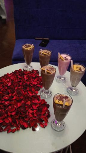 عکس کافی شاپ بنفش