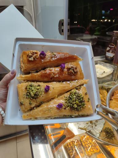 عکس کافه باقلوا باباطاهر 