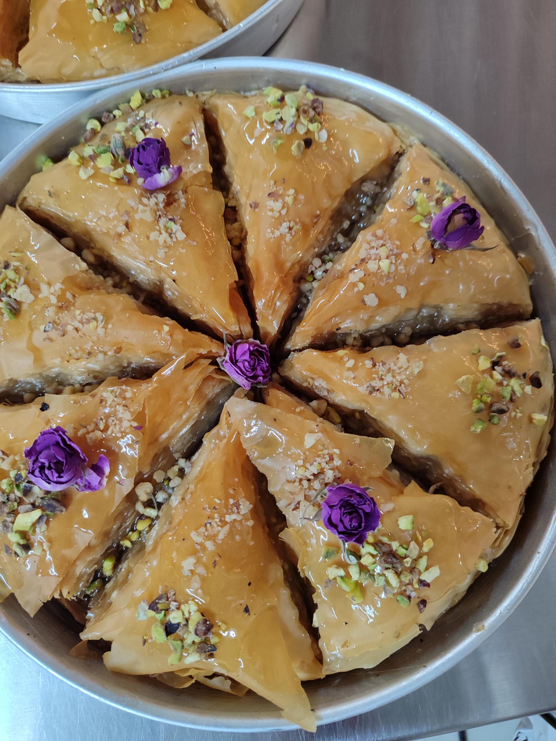 عکس کافه باقلوا باباطاهر 