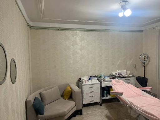 کلینیک لیزر و زیبایی دکتر آئینی 