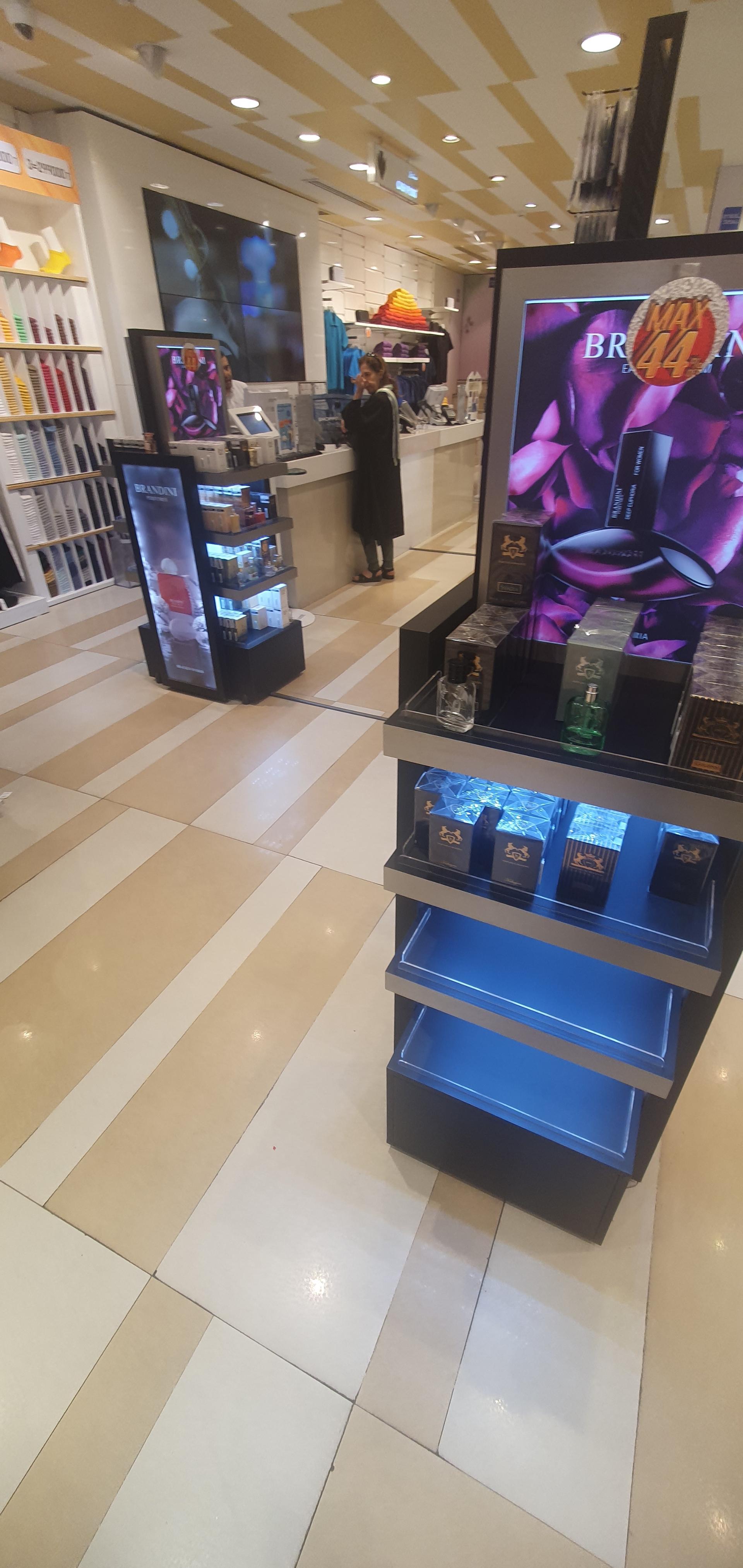 عکس پوشاک جین وست شعبه میرداماد