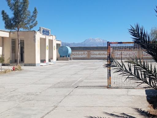 عکس دبیرستان پسرانه امیرکبیر نوک شهر تفتان