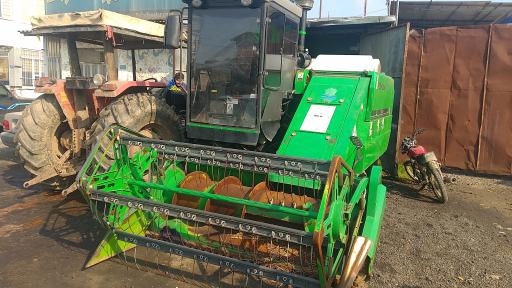 عکس تعمیرگاه تراکتور عبدالکریمی