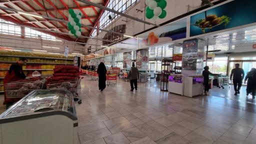 عکس فروشگاه‌ زنجیره‌ای رفاه