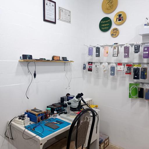 عکس تعمیر موبایل و لوازم جانبی قائم