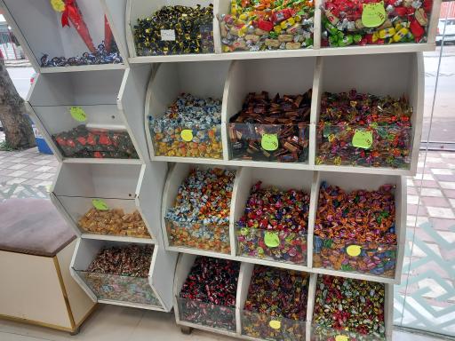 عکس شیرینی فروشی لاوین