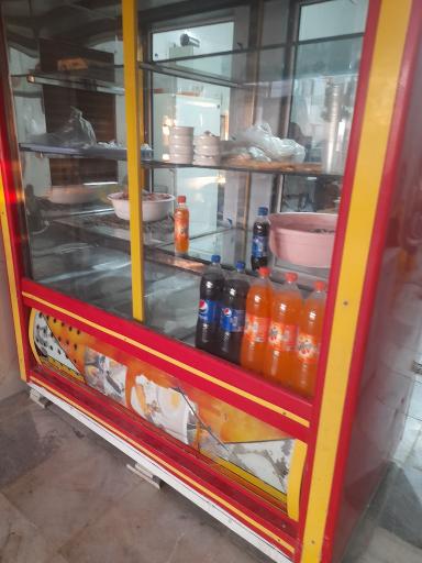 عکس تهیه غذای  حاج علی 