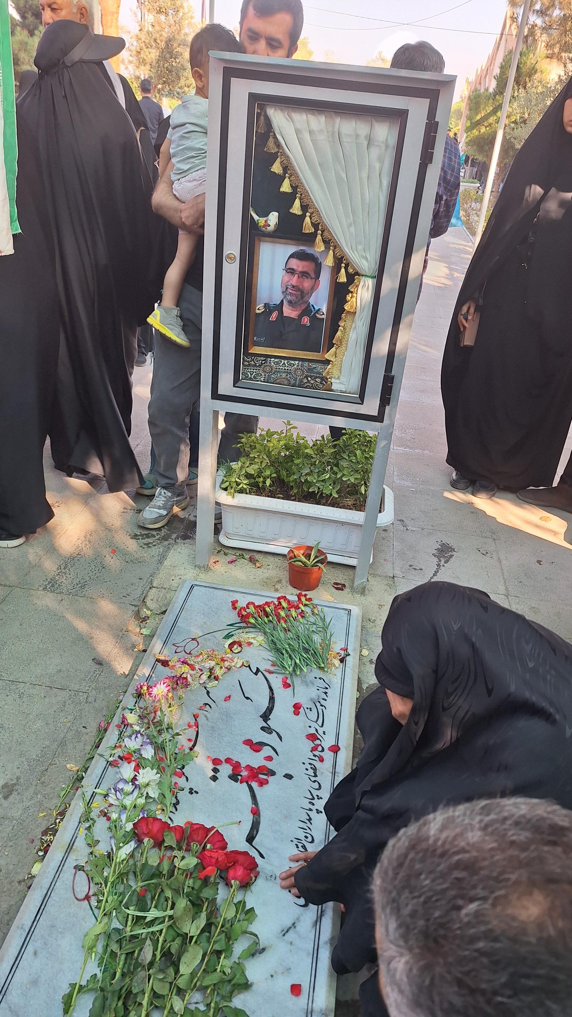 عکس مزار شهید محمود باقری