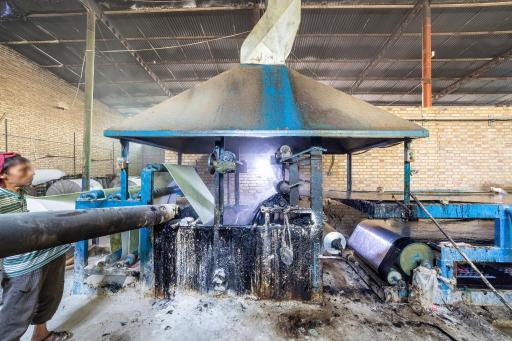 عکس کارخانه ایزوگام پرتو پیروز نام شرق