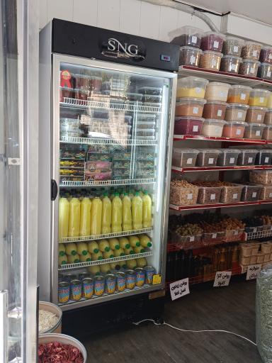 عکس آسیاب انواع ادویه در حضور مشتری