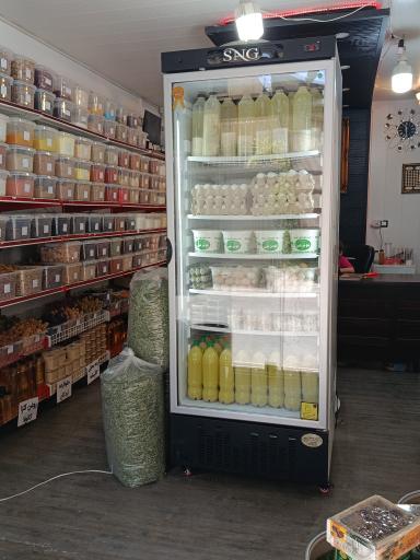 عکس آسیاب انواع ادویه در حضور مشتری