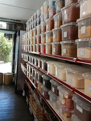 آسیاب انواع ادویه در حضور مشتری