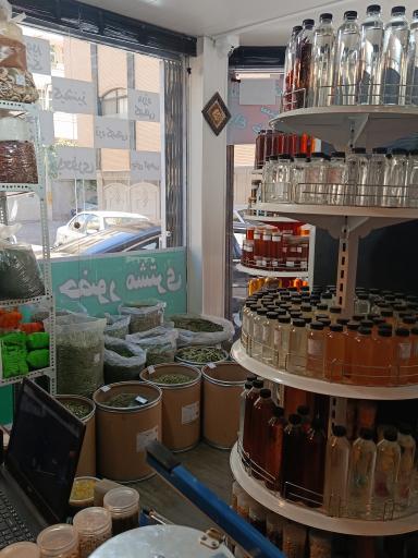 عکس آسیاب انواع ادویه در حضور مشتری