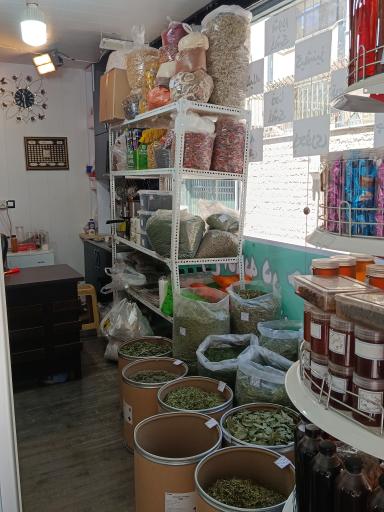 عکس آسیاب انواع ادویه در حضور مشتری