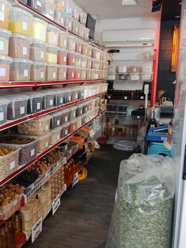 عکس آسیاب انواع ادویه در حضور مشتری