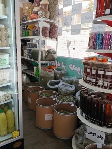 عکس آسیاب انواع ادویه در حضور مشتری