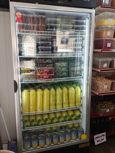 عکس آسیاب انواع ادویه در حضور مشتری