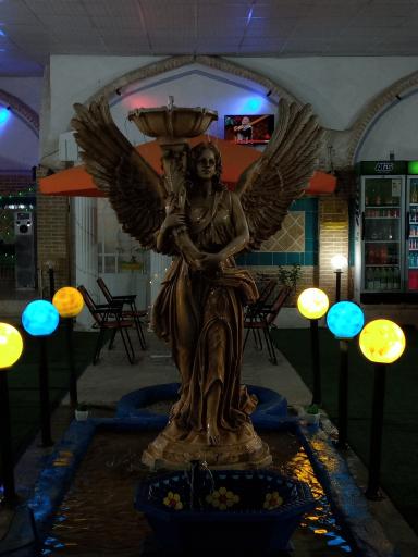 عکس رستوران سنتی پنجه طلا