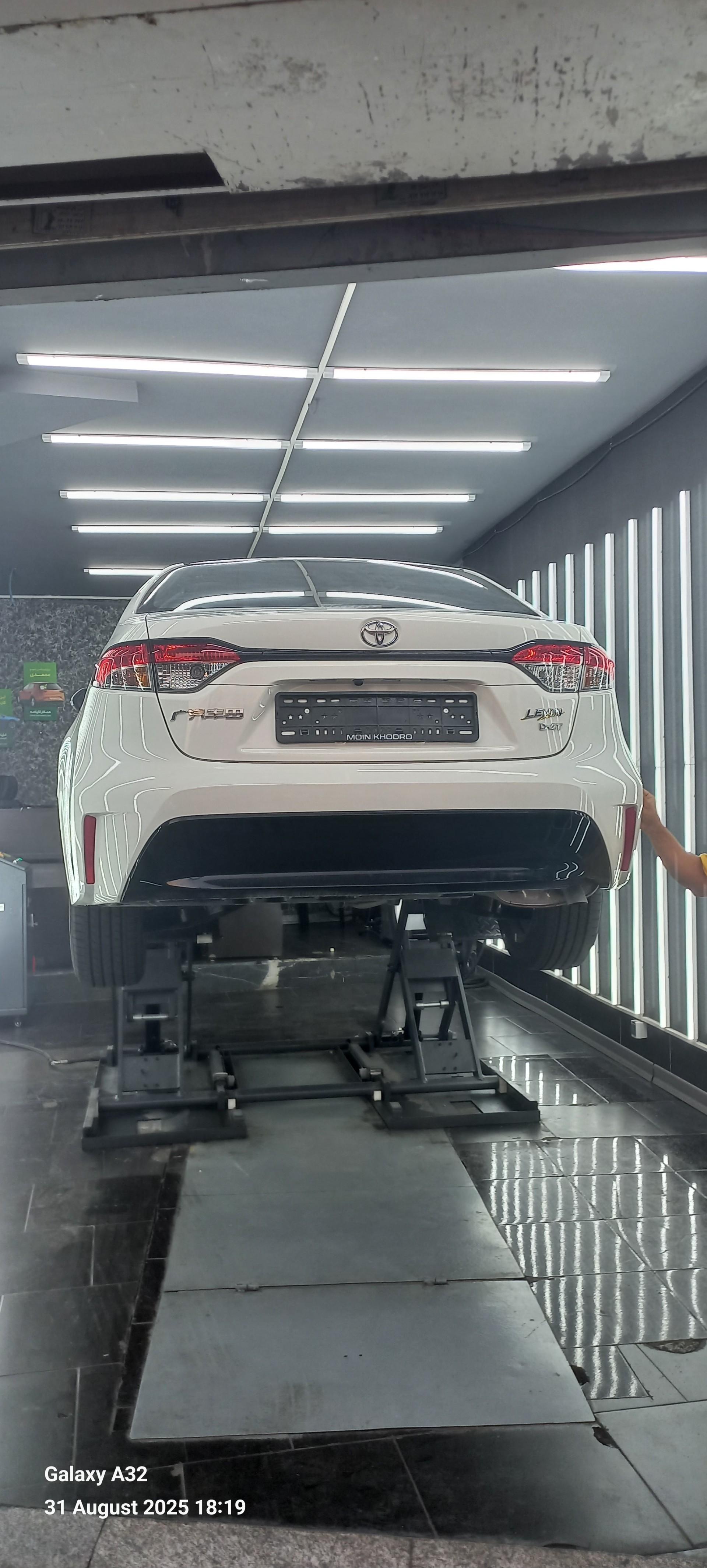 عکس کارشناسی و تشخیص رنگ خودرو طلایی