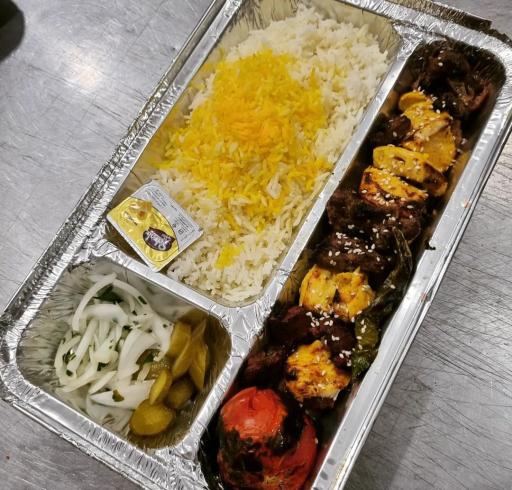 عکس تهیه غذای زعفرانیه