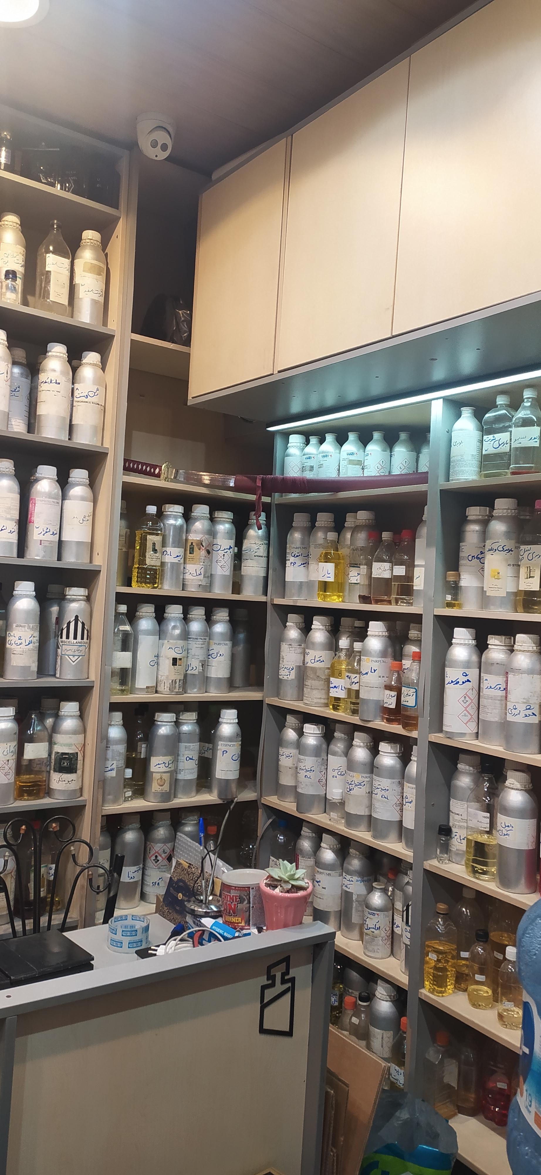 عکس فروشگاه عطر چنل