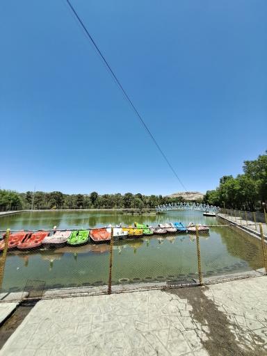 عکس دریاچه قایق پدالی قو