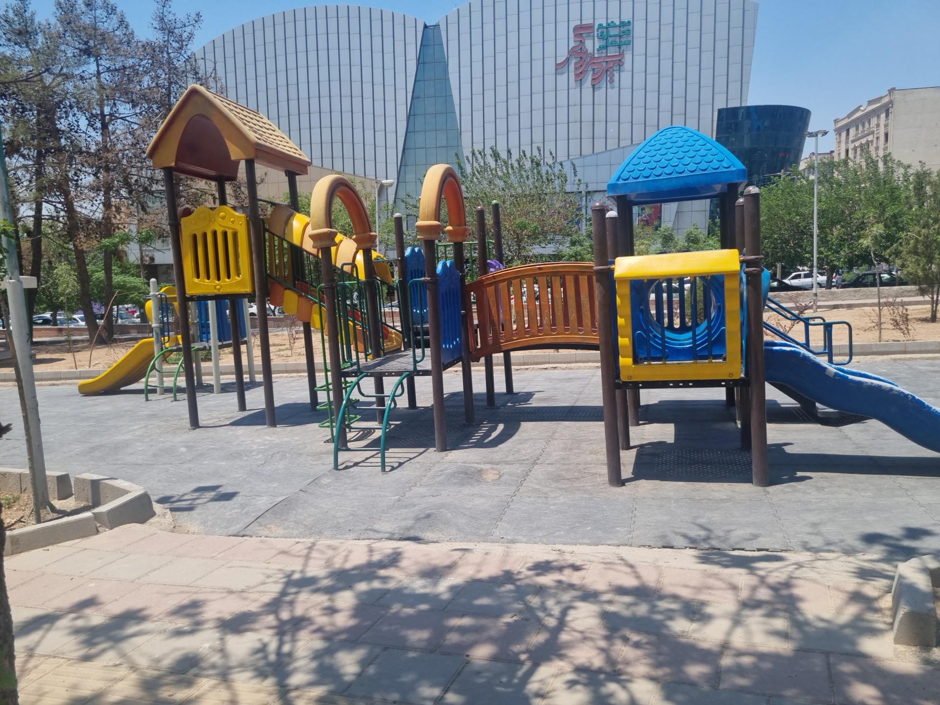 عکس زمین بازی