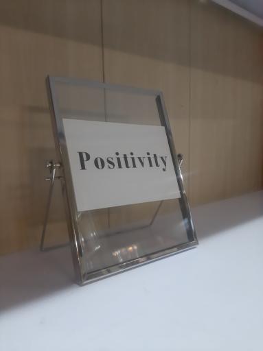 عکس قاب وتخته شاسی کریمی