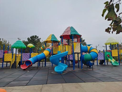 عکس زمین بازی کودکان پارک ملت