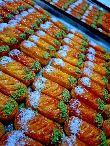 عکس شیرینی خانگی گل انار