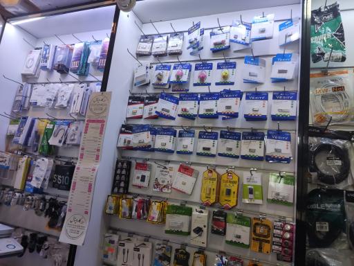 کافی نت و لوازم جانبی کامیپوتر و موبایل دانشجویان