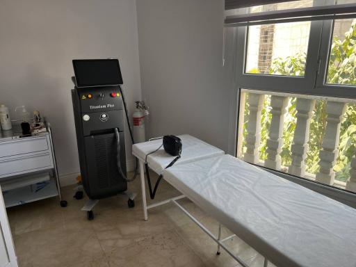 عکس مطب دکتر فرشته طاهر پوست و مو و زیبایی