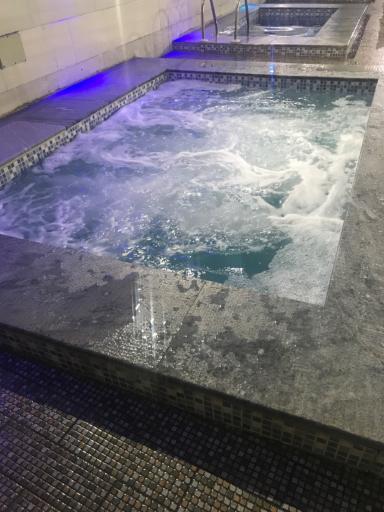 استخر روباز چهارفصل فرشته