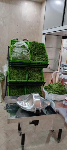 عکس سبزی خردکنی خانم خونه