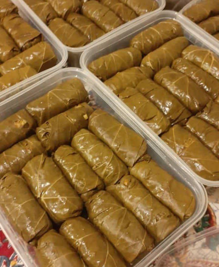 عکس سبزی خردکنی خانم خونه