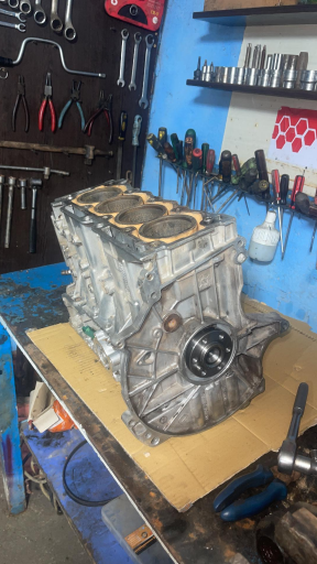 عکس کلینیک خودرویی مکانیکی پژو مشکی