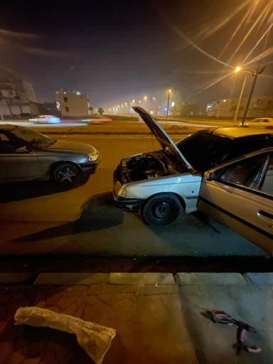 عکس کلینیک خودرویی مکانیکی پژو مشکی