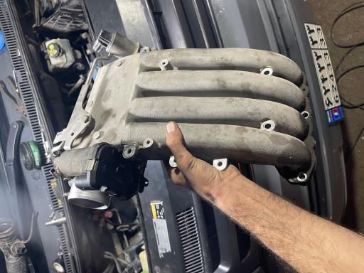 عکس کلینیک خودرویی مکانیکی پژو مشکی