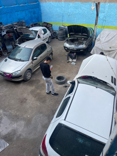 عکس کلینیک خودرویی مکانیکی پژو مشکی