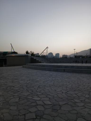 آمفی تئاتر روباز ضلع غربی دریاچه چیتگر