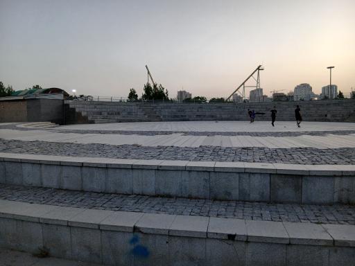 عکس آمفی تئاتر روباز ضلع غربی دریاچه چیتگر