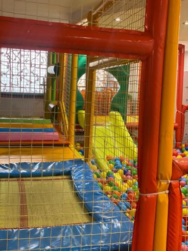 عکس خانه بازی خانه کودک ابرسفید