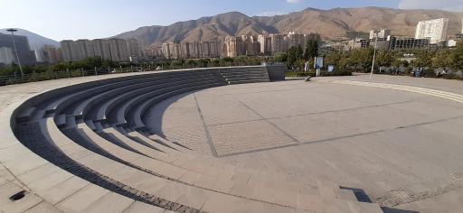 آمفی تئاتر روباز ضلع غربی دریاچه چیتگر