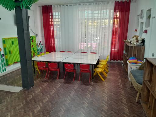 عکس خانه بازی و یادگیری کودک کیمیا